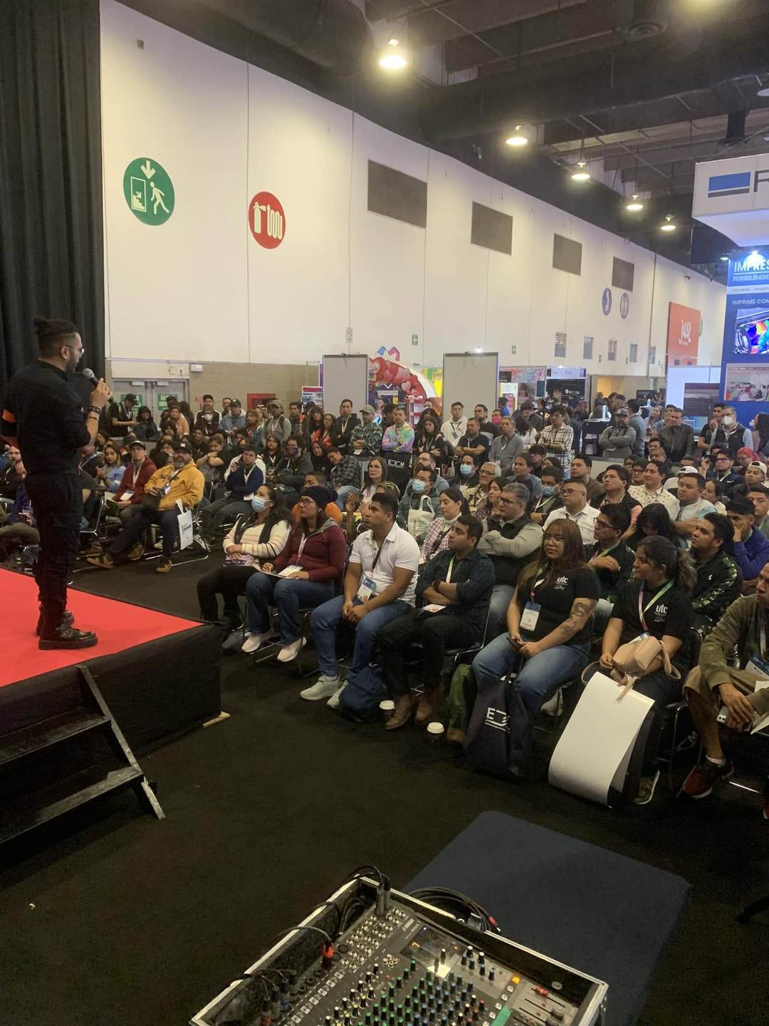 Conferencia con auditorio lleno durante Expo Impresión