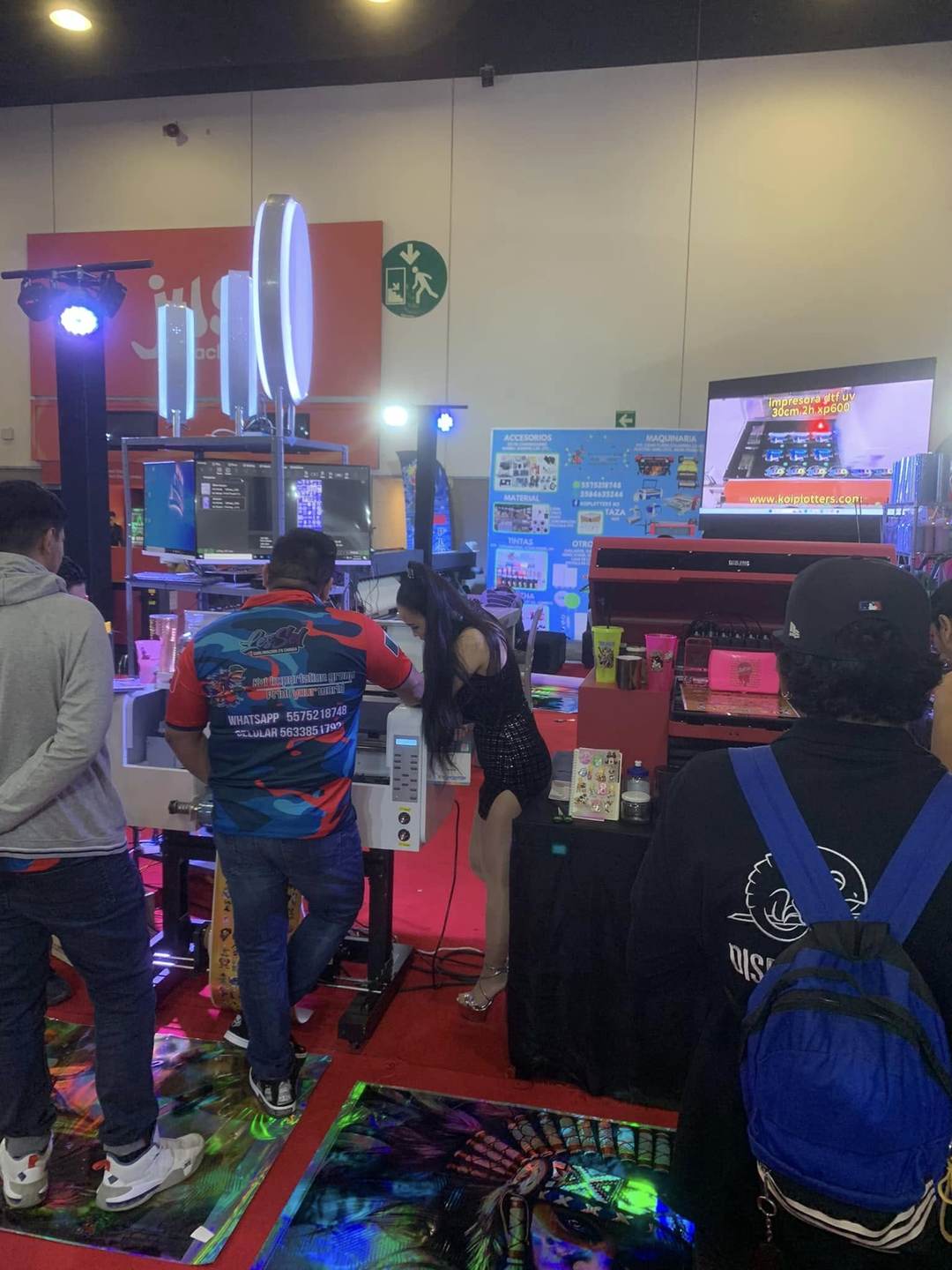 Demostración en vivo de tecnología de impresión DTF y UV en un stand de Expo Impresión