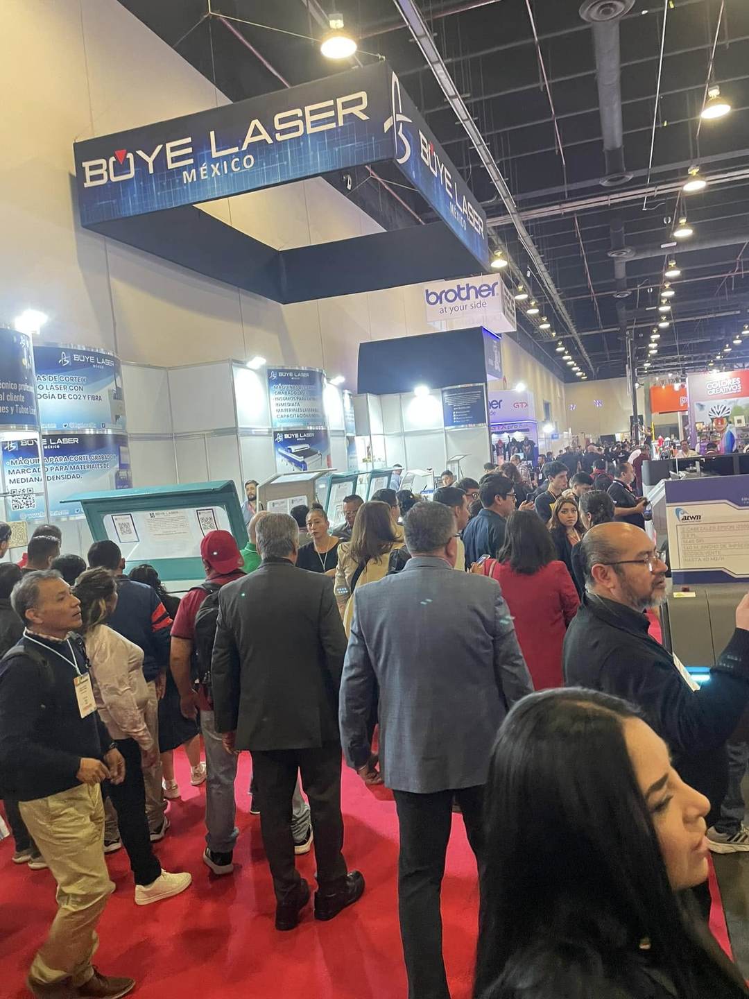 Pasillos llenos de visitantes recorriendo Expo Impresión