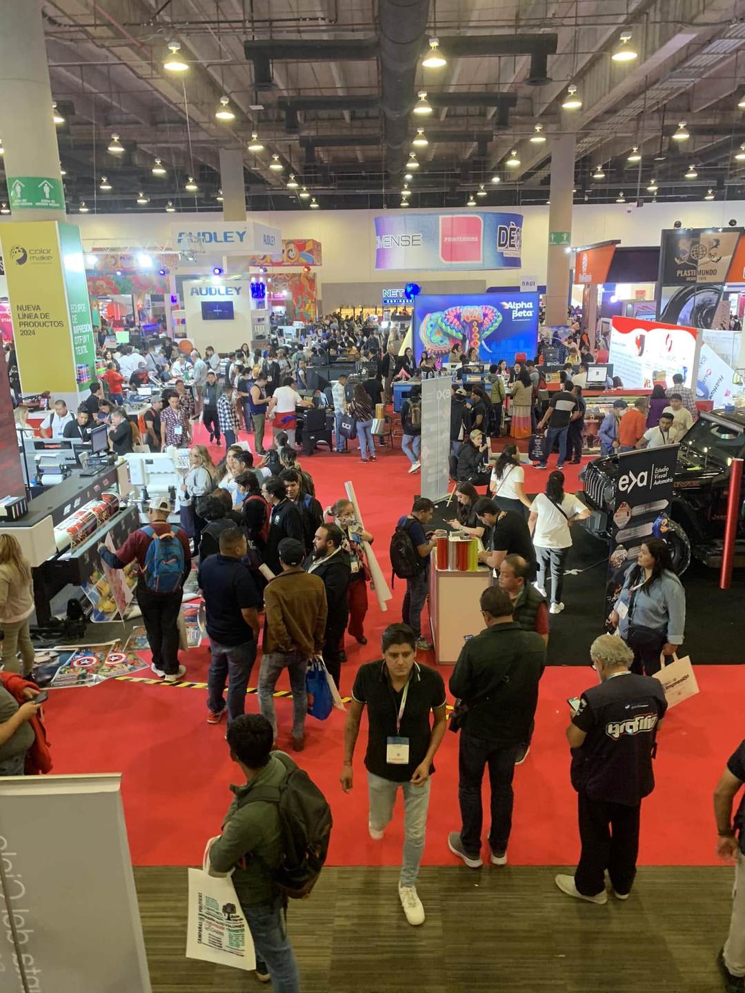 Pasillos repletos de visitantes recorriendo los stands de Expo Impresión
