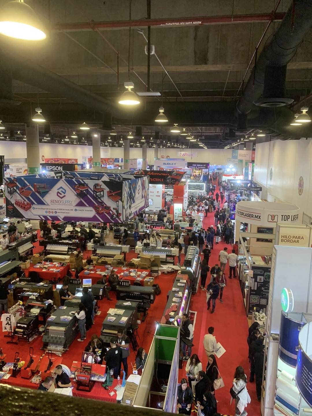 Vista aérea completa del piso de exposición de Expo Impresión, repleto de expositores y visitantes