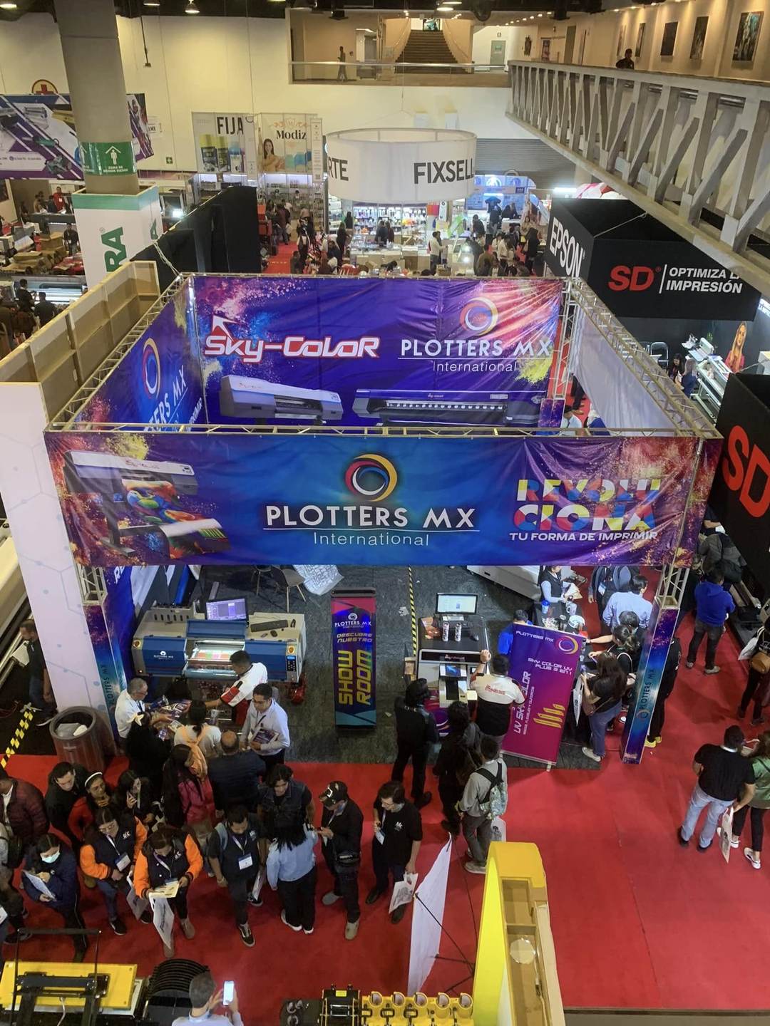 Vista aérea de uno de los pabellones principales con stands de gran formato